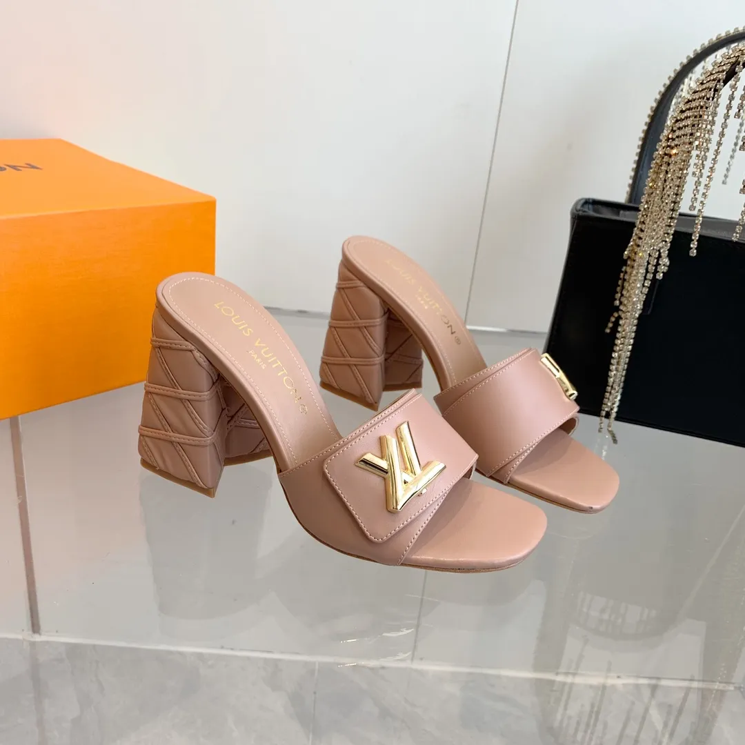 👟👟Ex-factory price 520👟👟 LV | Louis Vuitton ²⁰²³ 𝐬𝐬 🧡💚2️⃣0️⃣2️⃣4️⃣Early spring new model, top version⚠️ The counter features the latest models, square toe sandals, hard goods are new🆕 ❥Purchase level! Full of high-end feel! A popular model among bloggers at home and abroad, it’s retro and fashionable and looks amazing on your feet! Mainly recommended model on the official website★ ━━━━━ ЅᏇєєt ━━━━━ ▪️Upper: original cowhide + metal buckle ▪️Lining: imported goatskin lining ▪️Outsole: original Italian leather outsole ▪️Heel height: 5.5cm 9cm ▪️Shoe size: 35-39 (40 and 41 customized items are not returnable or exchangeable)